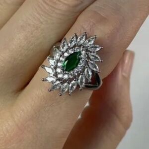 🖤5/$25 Elegant Silver emerald Green Statement cocktail Ring size 7